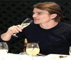 Josh Hartnett consuming alcohol Josh Hartnett consuming alcohol